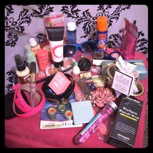 DO YOU WANT THESE ITEMS?! 5 BRANDS AND A CUTE BAG!